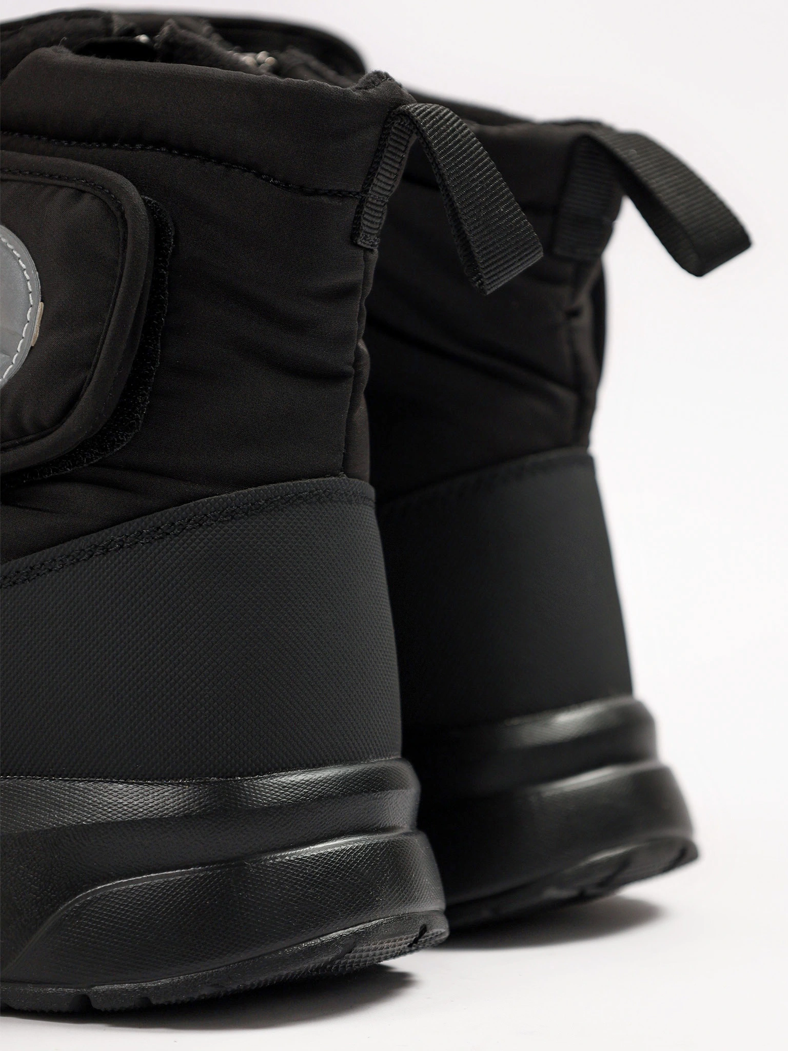 Дутики текстильные черного цвета на средней подошве